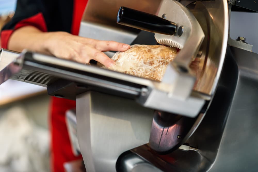 Maquinário de açougue: o que saber antes de comprar?